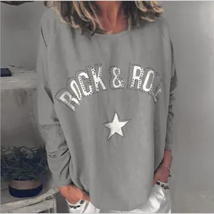 Detalle de sudadera gris para mujer con estampado de estrella y Rock & Roll en pedrería