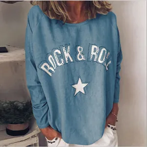 Detalle de camiseta azul de manga larga con estampado Rock & Roll y diseño de estrella.