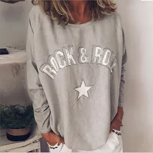 Detalle de sudadera gris para mujer con estampado de pedrería ROCK & ROLL y estrella