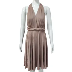 Vue de face d'une robe bandage multi-positions mauve présentée sur un mannequin blanc.