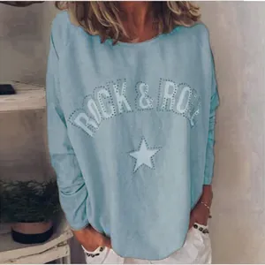 Detalle de sudadera azul claro con estampado Rock & Roll y estrella de diamantes