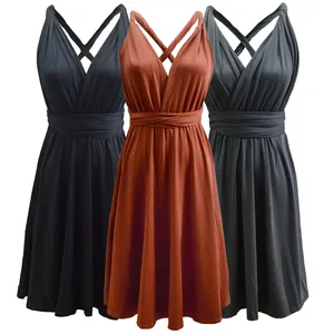 Détail des robes de demoiselle d'honneur multi-positions en noir, rouille et gris.