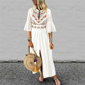 Robe longue bohème blanche avec broderies florales colorées et manches évasées