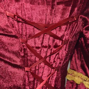 Detailansicht eines burgunderroten Samtkleides im Mittelalter-Stil mit Schnürung
