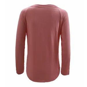Vista posterior de una camiseta de manga larga rosa liso con un dobladillo curvo