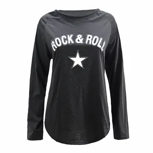 Vista detallada de la sudadera negra para mujer con estampado Rock & Roll y diamantes