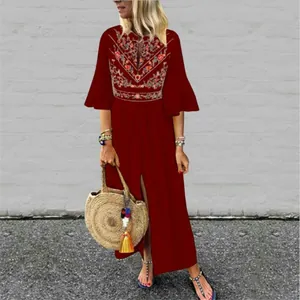 Vue détaillée d'une robe trapèze ethnique bordeaux avec broderie florale au torse