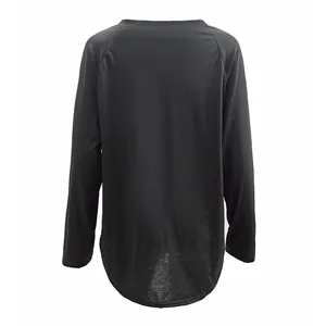 Vista posterior de camiseta negra de manga larga con dobladillo curvo y cuello redondo