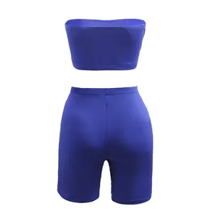 Rückansicht eines blauen zweiteiligen Sport-Yoga-Sets mit Bandeau-Top und Biker-Shorts