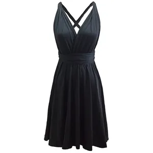 Détail de robe infinity noire multi-positions avec bretelles enveloppantes et décolleté en V.