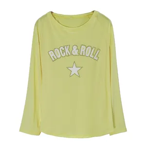 Camiseta amarilla de manga larga con detalles de Rock & Roll y estrella de pedrería