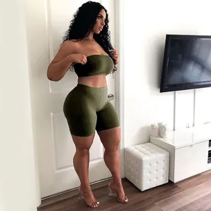 Model trägt olivgrünes trägerloses Oberteil und passende Radlerhose mit hoher Taille