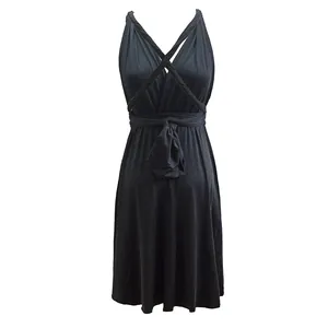 Vue de face d'une robe multi-positions noire avec bretelles croisées et lien à la taille