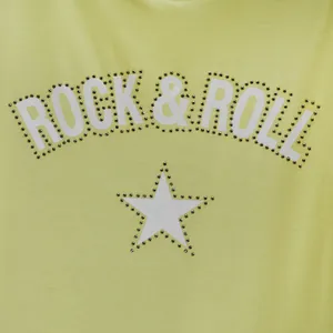 Detalle del texto ROCK & ROLL y estrella con diamantes en una sudadera amarilla