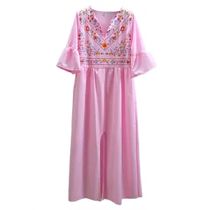 Vue détaillée de la robe longue bohème rose avec imprimé floral ethnique et col en V