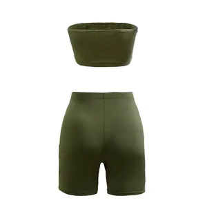 Olivgrünes zweiteiliges Sportset mit Bandeau-Oberteil und eng anliegenden Fitness-Shorts.