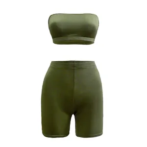 Zweiteiliges olivgrünes Sportset mit trägerlosem Schlauchoberteil und hoher Taille.