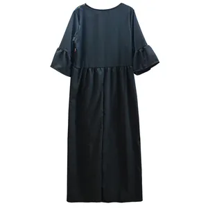 Vue détaillée du dos d'une robe trapèze ethnique noire avec manches à volants