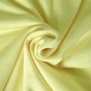 Vista macro del detalle de la textura del tejido de punto jersey amarillo pálido suave