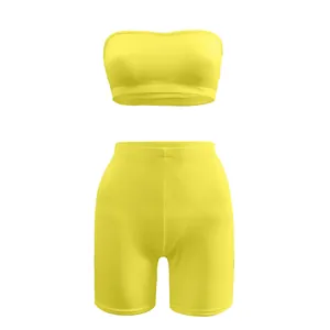 Leuchtend gelbes zweiteiliges Sportset mit Schlauchoberteil und Radlerhose mit hoher Taille.
