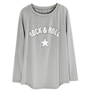Primer plano detallado de la camiseta gris de manga larga con estampado Rock & Roll.