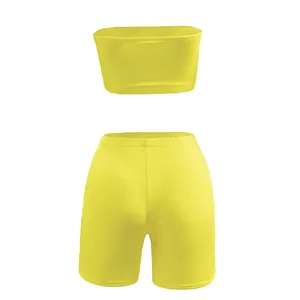 Detailansicht des gelben hochelastischen Sportsets mit Bandeau-Top und Shorts