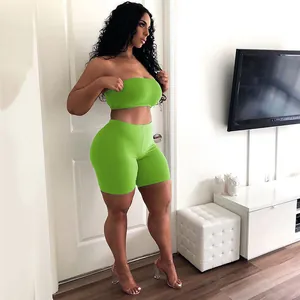 Fluoreszierendes grünes zweiteiliges Sportset mit Schlauchoberteil und Radlerhose