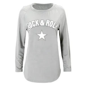 Detalle de camiseta gris de manga larga con estrella de strass y gráfico de Rock y Roll