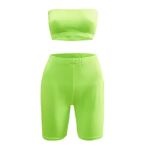 Neongrünes 2-teiliges Sportset mit Bandeau-Top und eng anliegenden Shorts für Damen