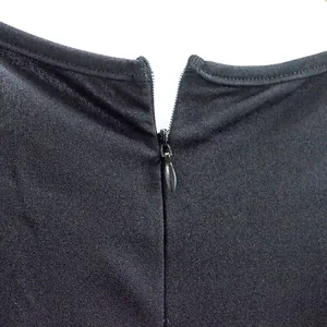 Vista detallada de la cremallera trasera oculta en este vestido negro de estilo retro
