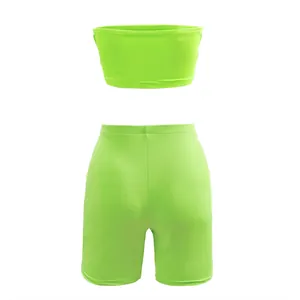 Rückansicht des neongrünen zweiteiligen Sportsets mit Tube-Top und Shorts
