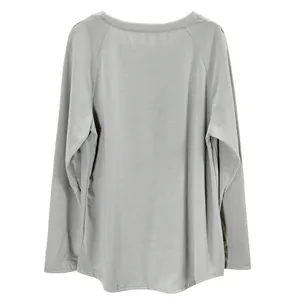 Vista trasera de una camiseta gris de manga larga con cuello redondo para mujer.