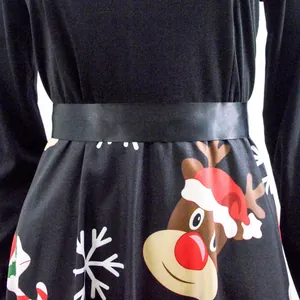 Primer plano de vestido negro de Navidad con estampado de renos y cinturón de raso