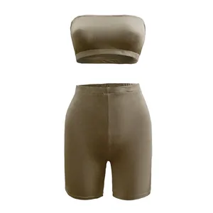 Sportbekleidungs-Set mit trägerlosem Tube-Top und Radlerhose mit hoher Taille.