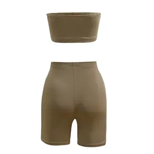 Rückansicht eines khakifarbenen Sportsets mit Bandeau-Top und hochtaillierten Radlerhosen