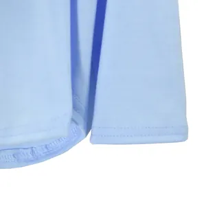 Primer plano de las costuras del puño y el dobladillo en sudadera de algodón azul
