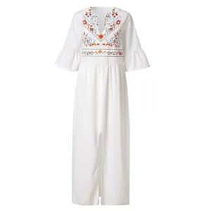 Robe longue blanche de style ethnique avec broderie florale et fente sur le devant