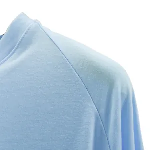Vista detallada del hombro y el cuello redondo de una camiseta azul claro de manga larga