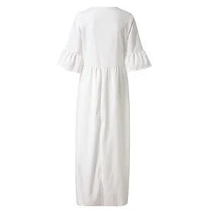 Vue arrière d'une robe longue blanche ample avec manches à volants pour l'été.