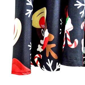 Vista macro detallada del estampado navideño de renos y bastones de caramelo en tela de vestido