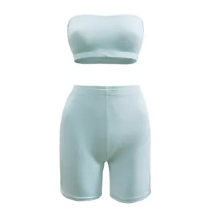 Hellblaues zweiteiliges Sportset mit Bandeau-Top und High-Waist-Biker-Shorts.