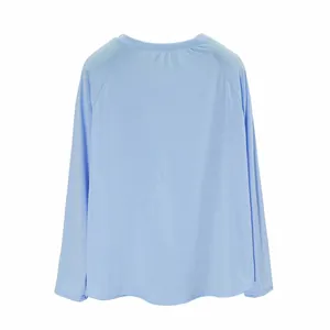 Vista trasera de una sudadera de manga larga para mujer azul claro de alta calidad y cuello redondo