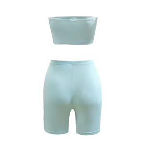 Rückansicht eines hellblauen zweiteiligen Sportsets mit Tube-Top und Radlershorts