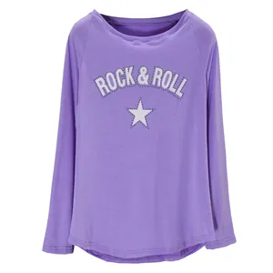 Detalle de camiseta morada de manga larga con estampado Rock & Roll y estrella con strass