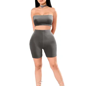 Detailansicht des grauen, hochelastischen zweiteiligen Sportsets mit Top und Shorts