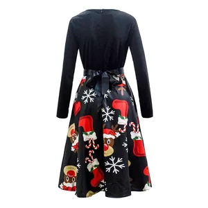 Vista trasera detallada de vestido navideño retro de manga larga con estampados de renos