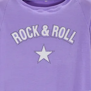 Vista detallada sudadera morada de mujer con estampado Rock & Roll de strass y estrella