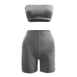 Zweiteiliges graues Sportset mit einem trägerlosen Bandeau-Top und High-Waist-Shorts