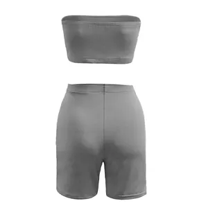 Detailansicht der Rückseite eines grauen zweiteiligen Sportsets mit Bandeau-Top