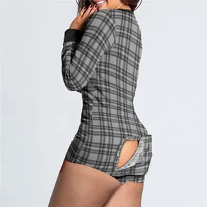 Detailaufnahme von kariertem Damen-Pyjama-Einteiler mit funktionellem Gesäßschlitz